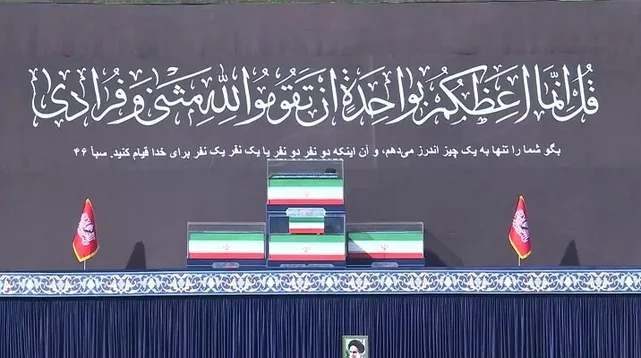 برگزاری مراسم وداع با رهبر شهید در مصلی (+عکس)